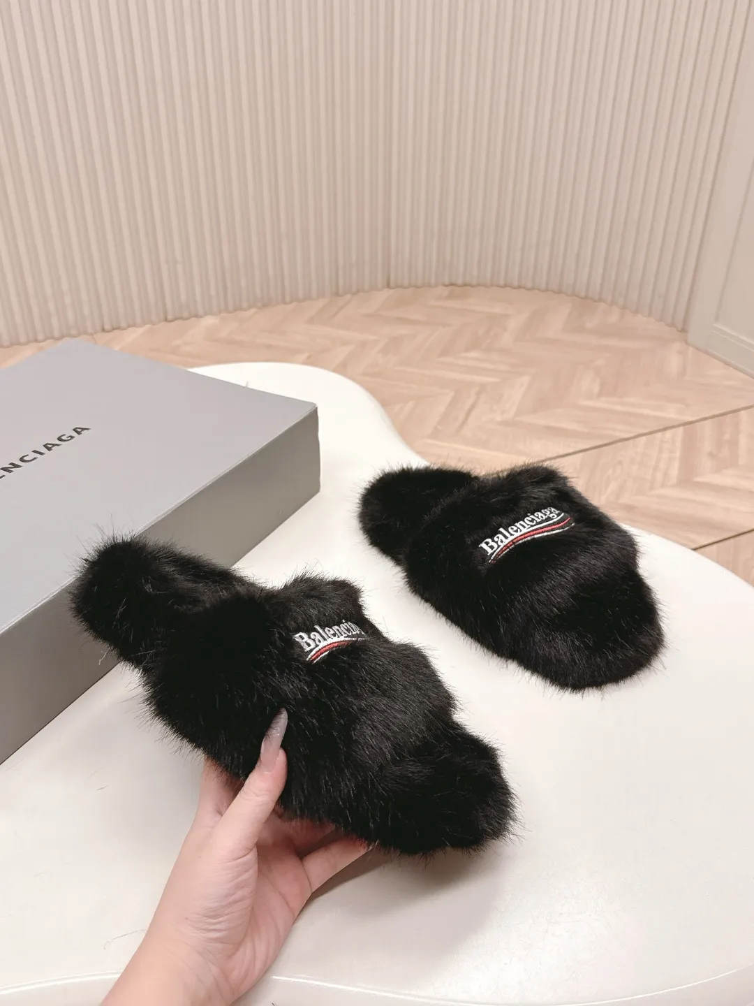 👟👟Ex-factory price 480👟👟 Balenciaga 2025 new color furry slippers. This furry slipper is really irresistible. It’s so cool and versatile~ The upper foot is super invincible, good-looking and comfortable. Fabric: Imported wool, soft and comfortable. Lining: original special material. Sole: original outsole. Size: 36-40.